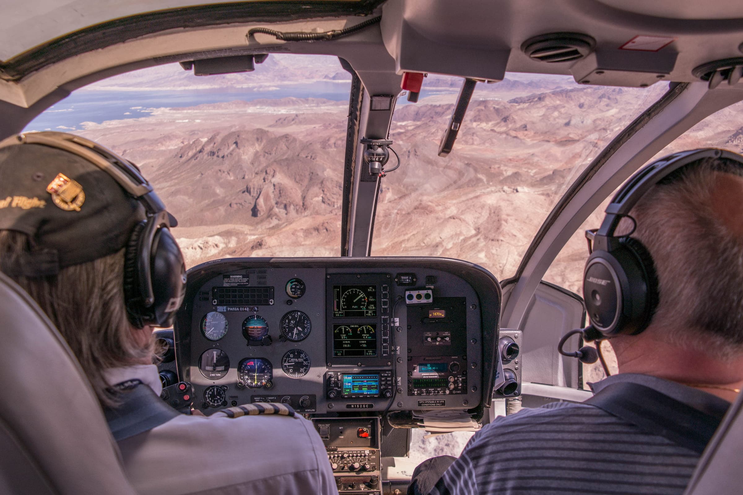 Pilot i cockpit med kontrollpanel